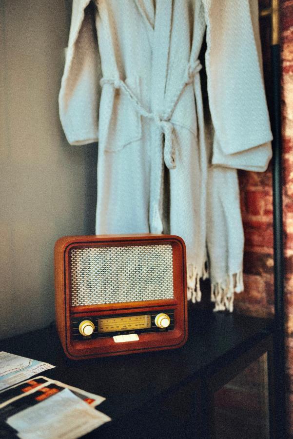 Ruz Hotels Истанбул Екстериор снимка A radio in a hotel room