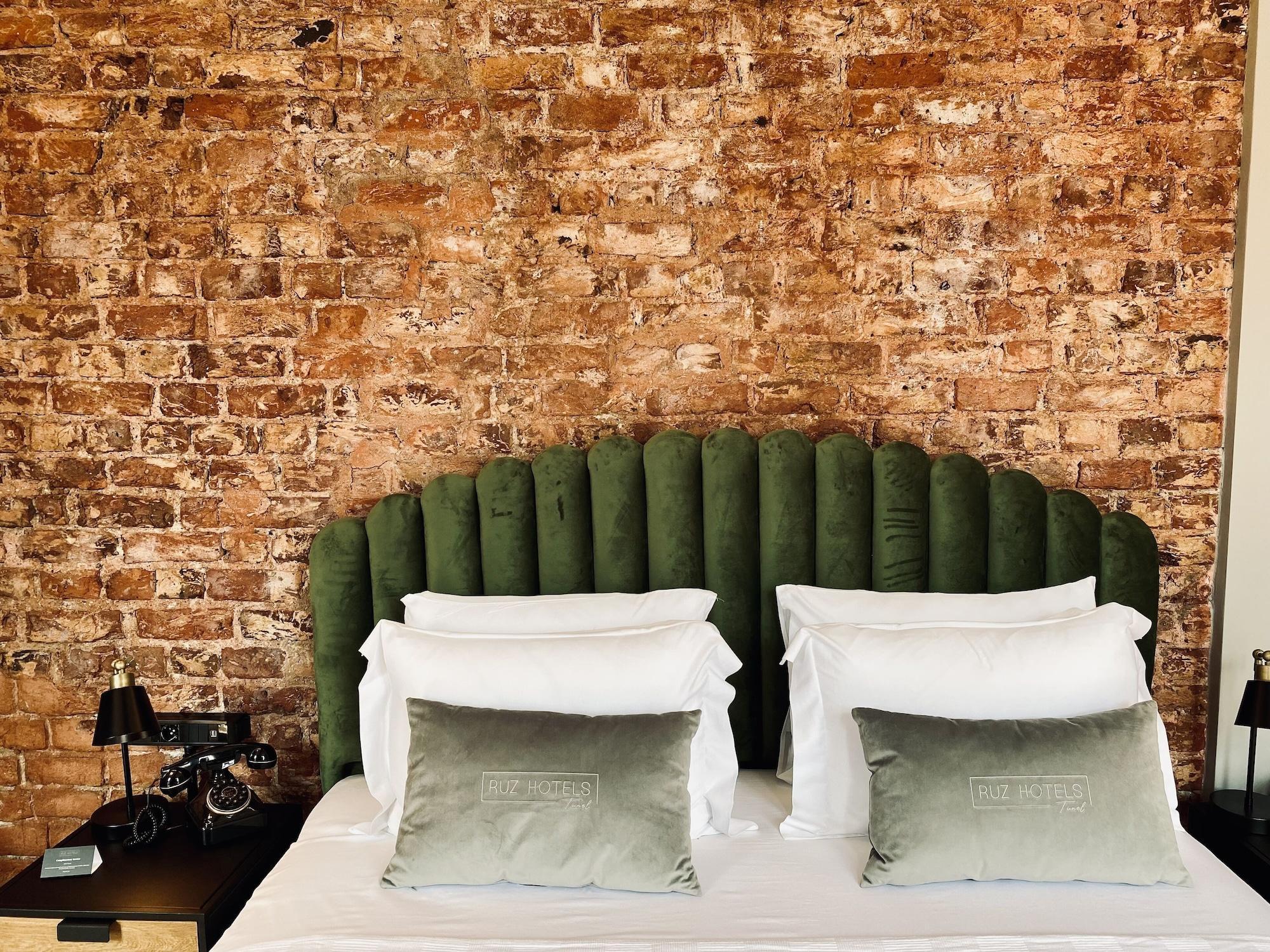 Ruz Hotels Истанбул Екстериор снимка A bed with two pillows