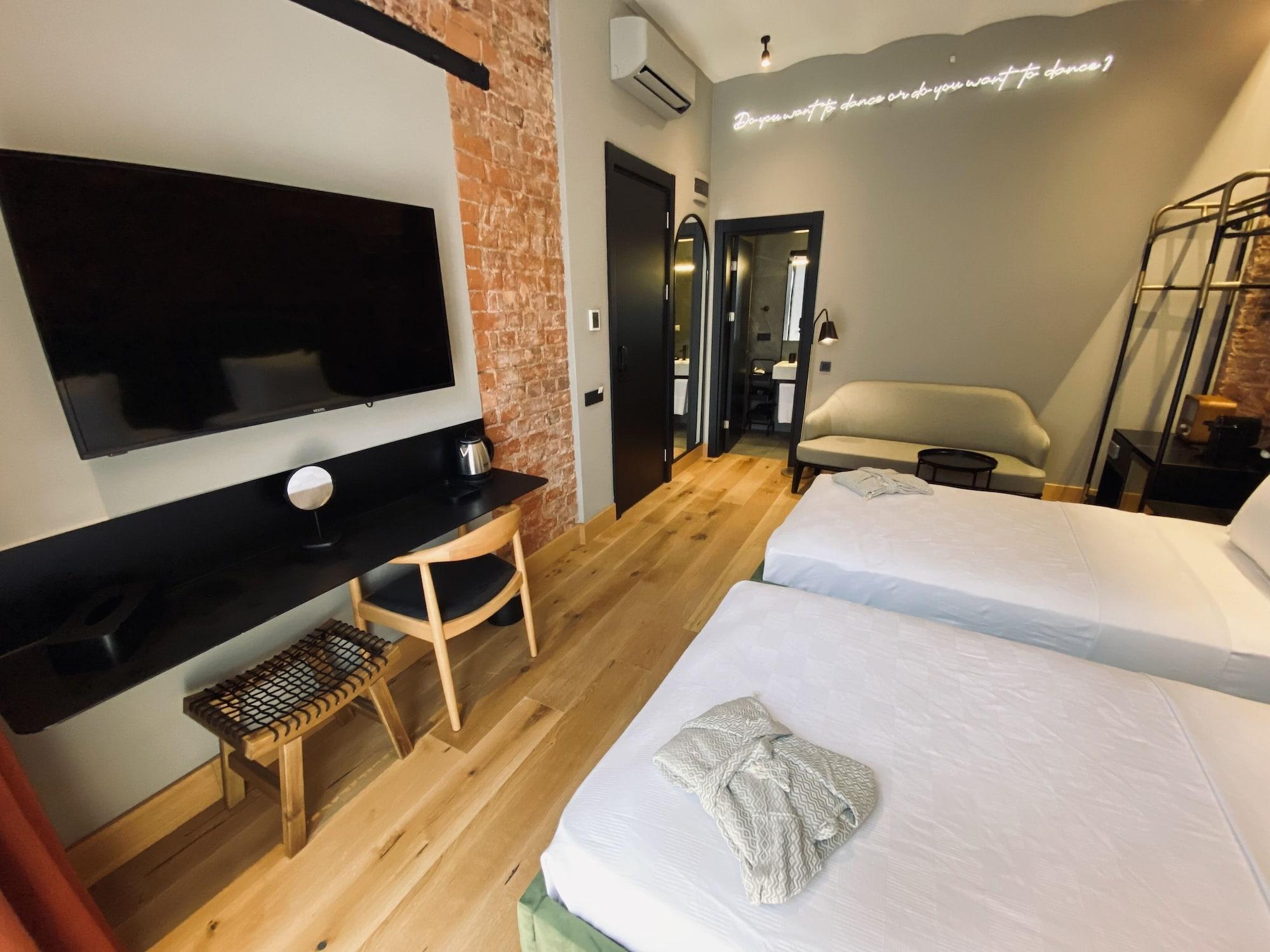Ruz Hotels Истанбул Екстериор снимка A room at the hotel